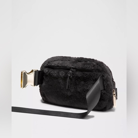 Lululemon Everywhere Belt Bag Plush Fleece Colour‎ Black/Gold - Picture 4 of 8